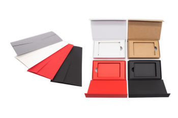 Umschläge und geöffnete Magnetboxen in Weiß, Rot, Schwarz und Braun für Gutscheine