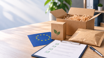 Kartonverpackungen mit EU-Flagge und Checkliste auf einem Schreibtisch