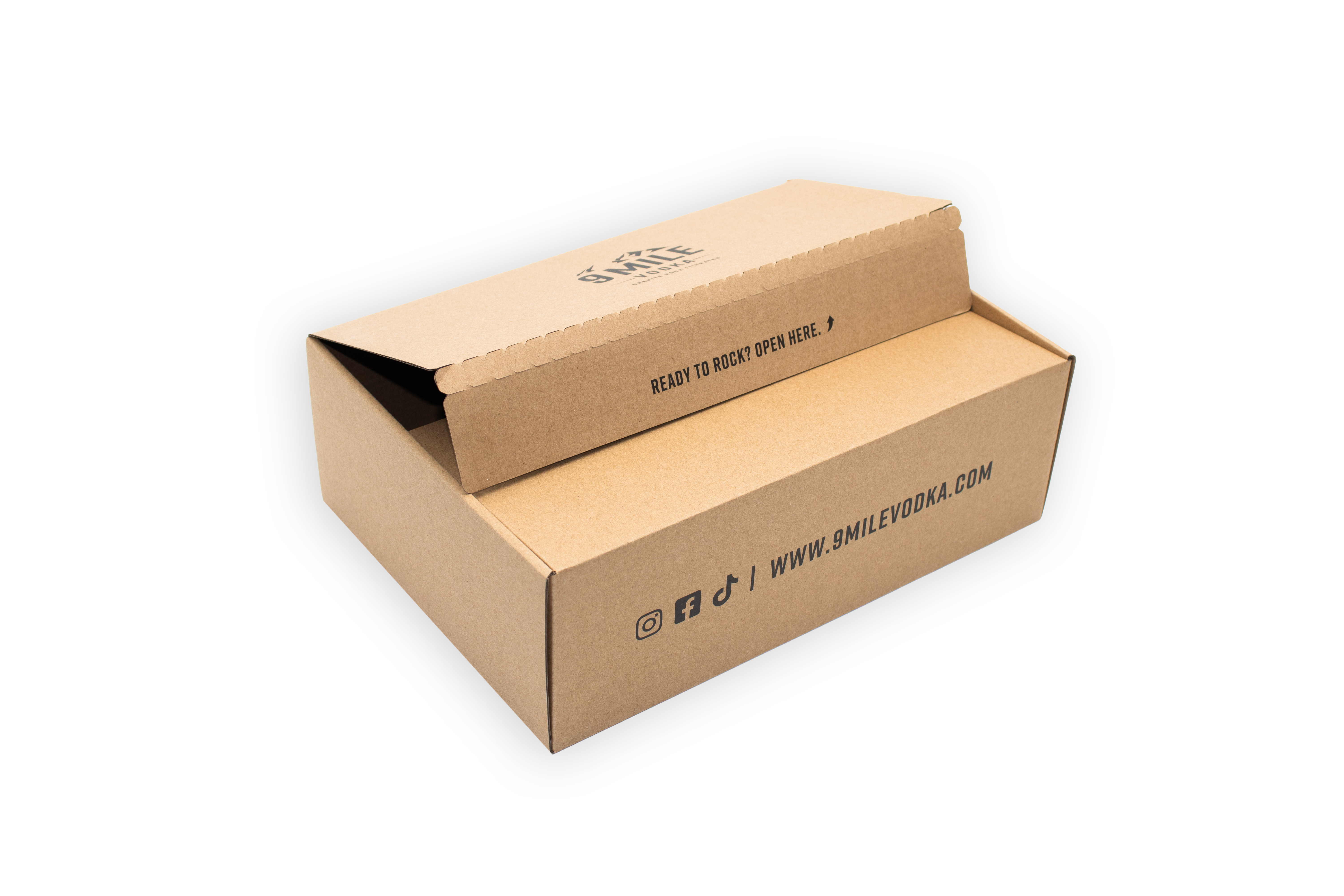 Geöffnete bedruckte Karton-Versandbox für moderne E-Commerce-Verpackung
