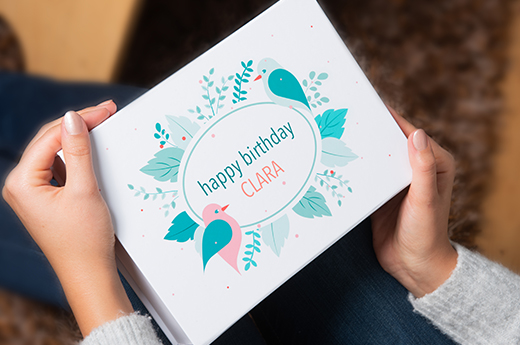 Hand hält personalisierte Geschenkbox mit Geburtstagsgruß - Personalisierte Geschenkboxen