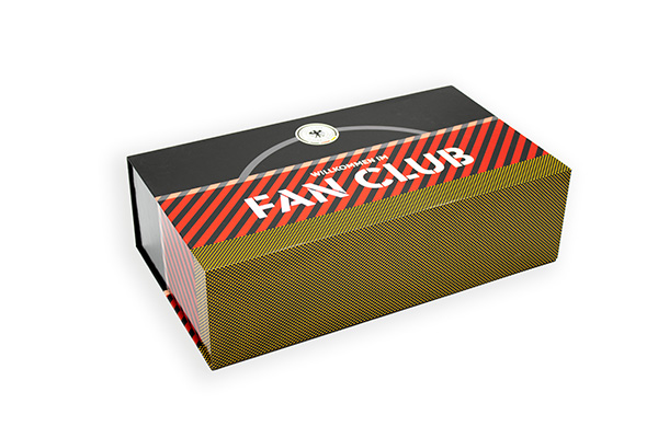 Geschlossene schwarze DFB-Magnetbox mit rot-schwarzen Streifen und Fan-Club-Schriftzug