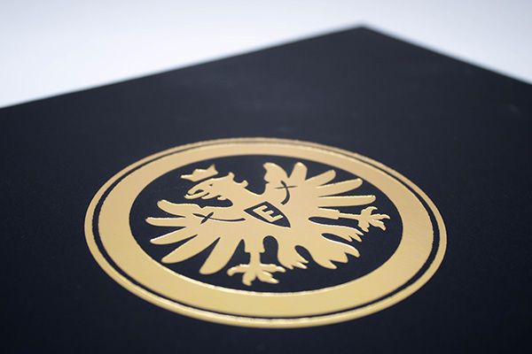 Schwarze Klappbox-Nahaufnahme mit goldenem Eintracht-Frankfurt-Adlerlogo