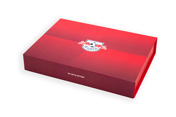 Geschlossene rote Klappbox mit RB-Leipzig-Logo und Slogan „You can do anything“