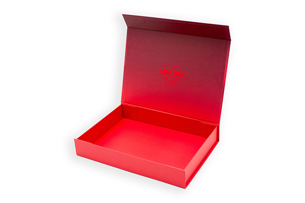 Geöffnete rote RB-Leipzig-Klappbox mit rotem Prägelogo im Deckel