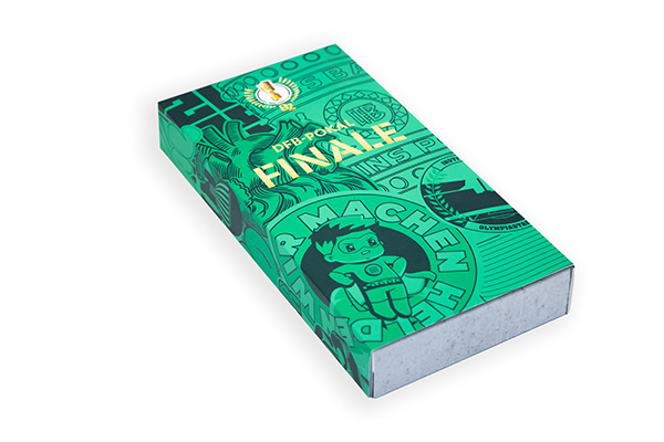 Grüne Klappschachtel mit goldenem DFB-Pokal-Finale-Aufdruck und Comic-Helden-Motiv