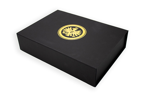 Schwarze Magnetklappbox mit goldenem Eintracht-Frankfurt-Adler auf dem Deckel