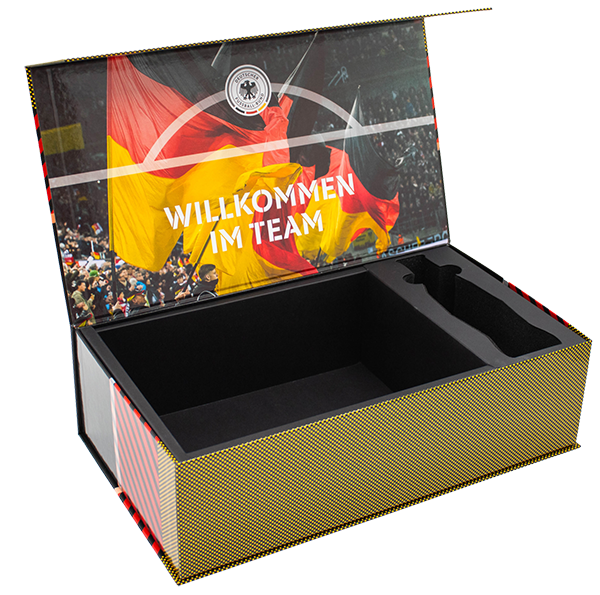 Schwarze DFB-Magnetklappbox mit Trikot-Inlay, Deutschlandflaggen-Motiv und Schriftzug „Willkommen im Team“